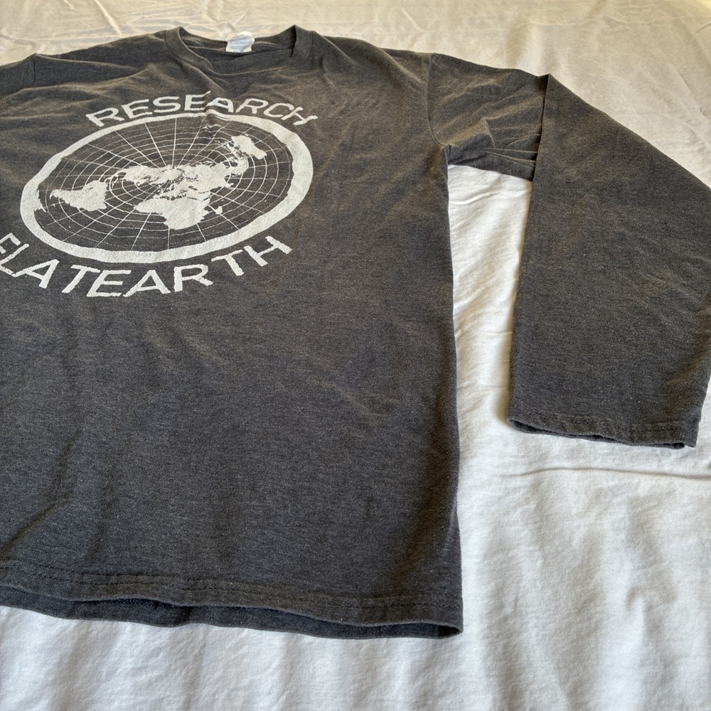 Research Flat Earth T-shirt Men's Large Long Sleeve Gray - Picture 3 of 12